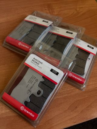 Brzdové destičky BREMBO skladem a mnoho variant na vyžádání 🥳 #brembo #brembobrakes #brembobrakesystem #brakediscs...